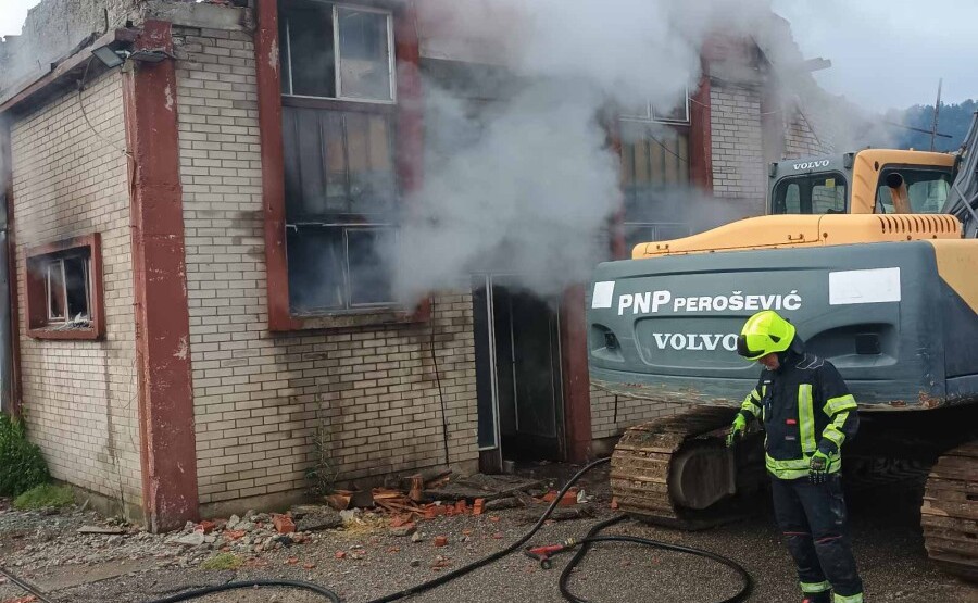 Fotografija uz vijest: Požar u nekadašnjem pogonu ŠIK “Špiro Dacić” u Bijelom Polju, nema povrijeđenih