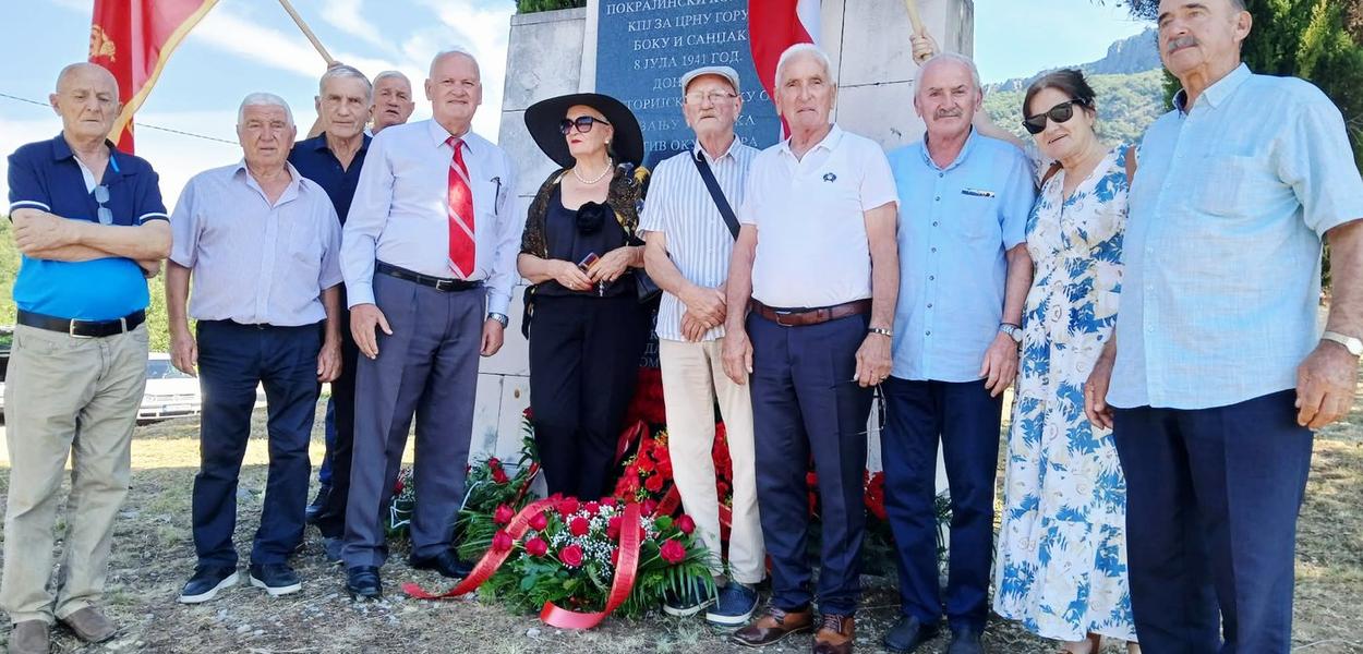 Fotografija uz vijest: Ravni Laz: Poklon sjenima revolucionara koji su zapalili iskru ustanka