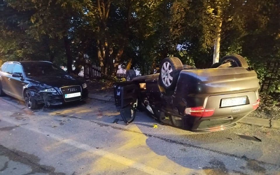 Fotografija uz vijest: Saobraćajna nezgoda u naselju Pruška: jedno vozilo završilo na krovu, povrijeđena žena