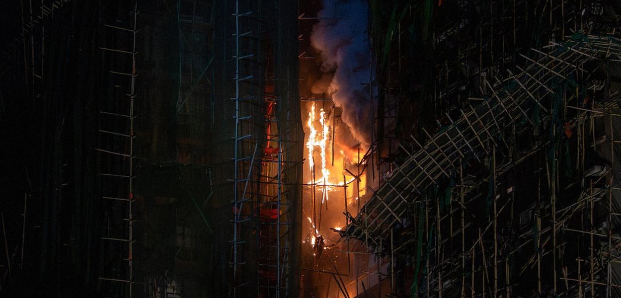 Fotografija uz vijest: Sedam osoba i dvije kompanije optužene zbog požara u Hong Kongu