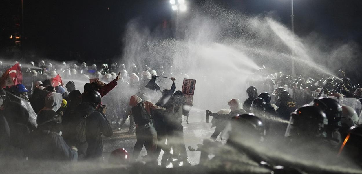 Fotografija uz vijest: Turska policija koristila vodene topove protiv pristalica opozicije u Izmiru