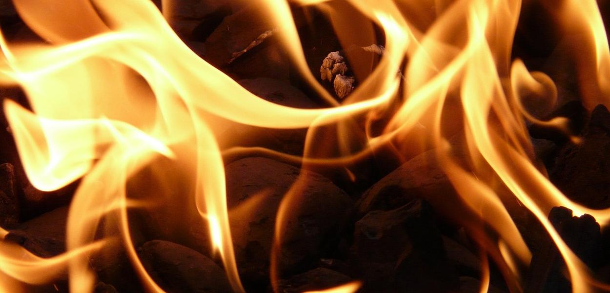 Fotografija uz vijest: U dvorištu kuće službenika PJP zapaljena tri vozila, snimljeni osumnjičeni