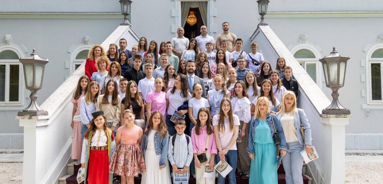 Fotografija uz vijest: Učenici iz cijele Crne Gore posjetili Rezidenciju predsjednika
