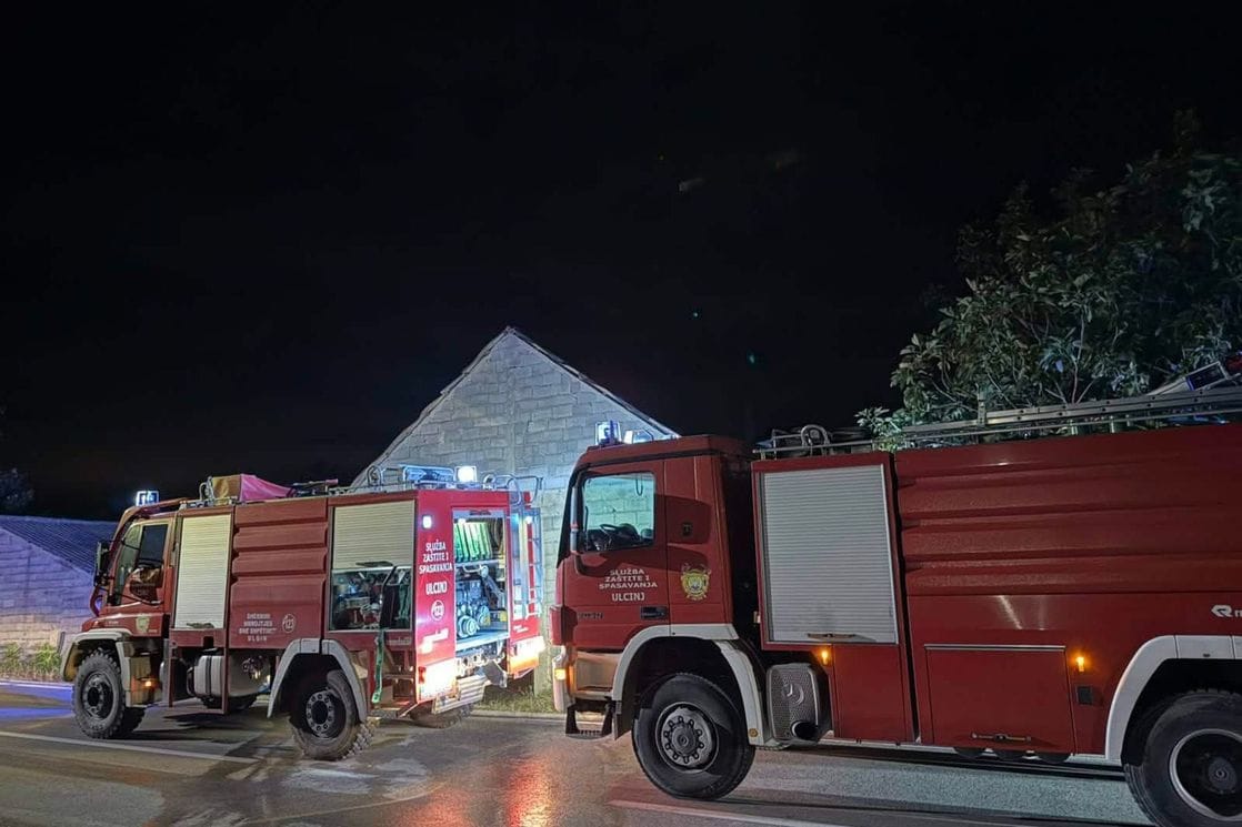 Fotografija uz vijest: Ulcinj: Gorjela štala u Fistuli, vatrogasci na terenu