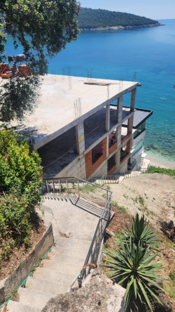 Fotografija uz vijest: Ulcinj: Krivične prijave protiv dva lica zbog bespravne gradnje i kršenja zabrane radova