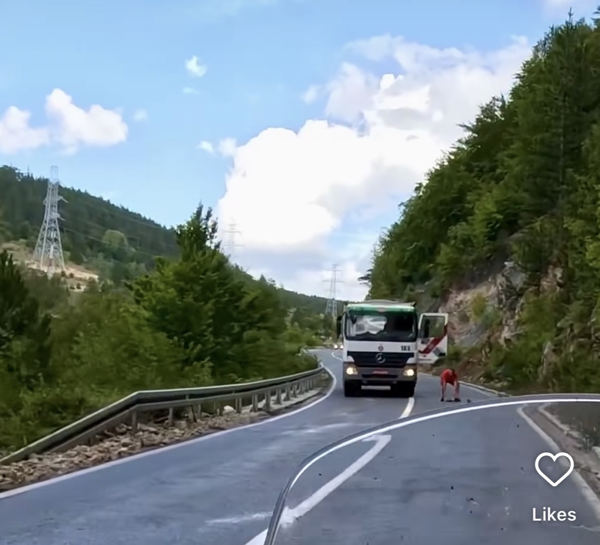 Fotografija uz vijest: Vozač Bemaxa zaustavio kamion da ukloni kamenje s puta, motorista zabilježio gest za primjer
