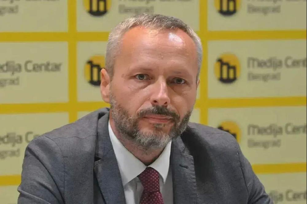 Fotografija uz vijest: Aleksandar Olenik pozvan u UKP, najavljuje suočavanje sa dokazima o zvučnom oružju