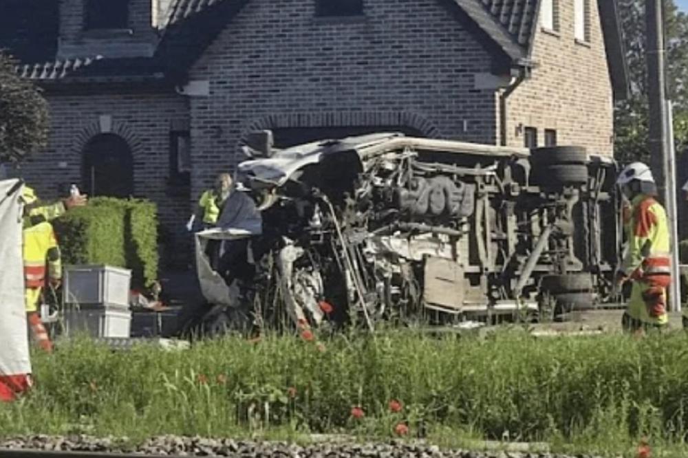 Fotografija uz vijest: Belgija: Voz udario u školski autobus na zatvorenom pružnom prelazu, više poginulih
