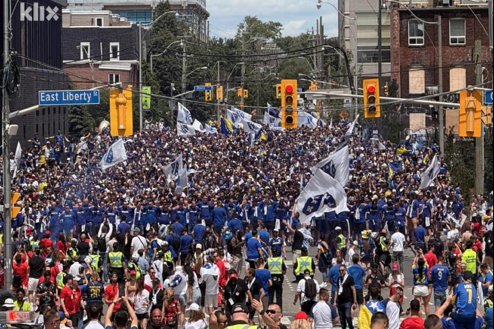Fotografija uz vijest: Hiljade navijača BiH krenulo ka stadionu u Torontu