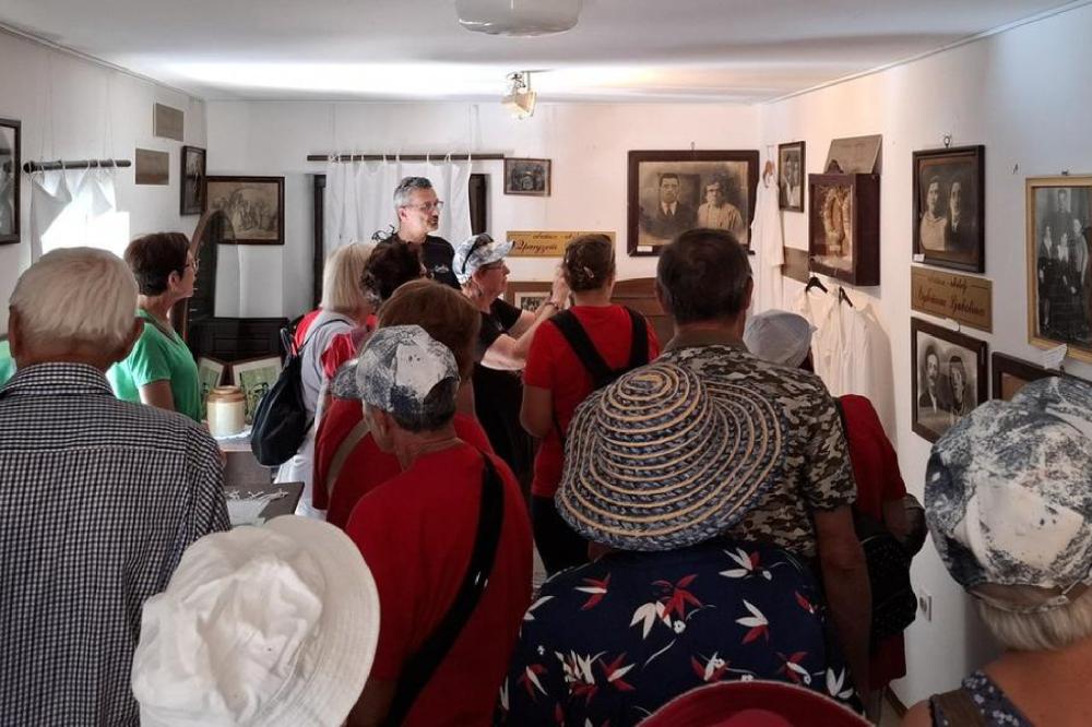 Fotografija uz vijest: Izložba Matice crnogorske otvorena u Momjanu, susreti crnogorskih zajednica Istre i Kvarnera u Peroju