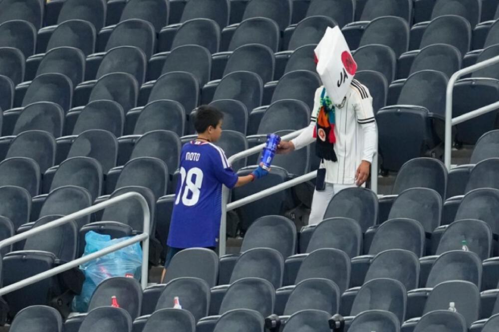 Fotografija uz vijest: Japanski navijači nakon utakmice na Mundijalu čistili stadion i skupljali smeće