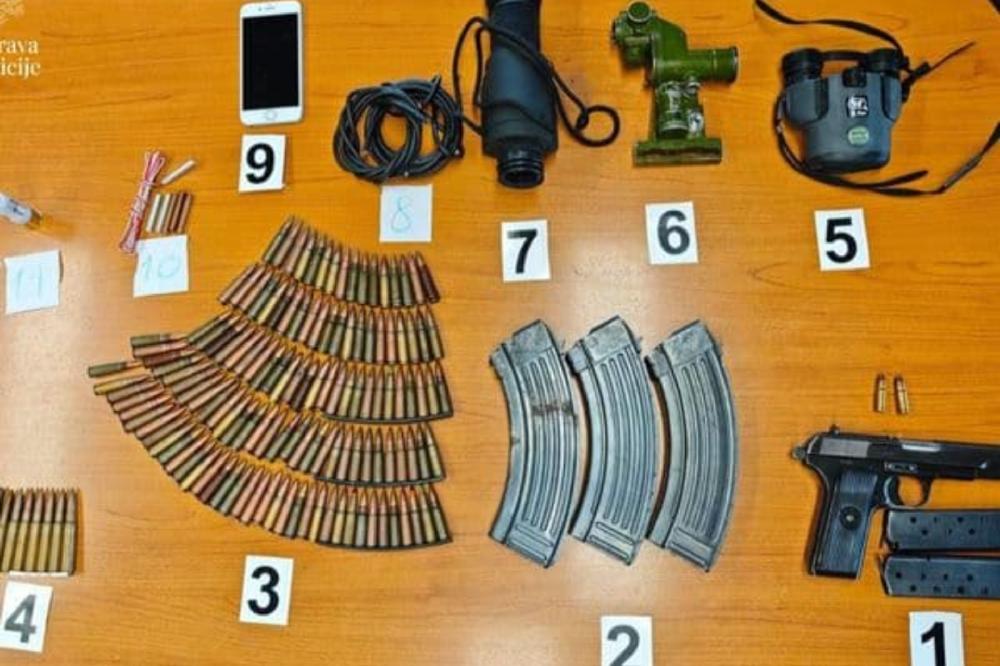 Fotografija uz vijest: Kod Beranca pronađene elektro-udarne detonatorske kapisle, detonirajuća štapini i drugo naoružanje