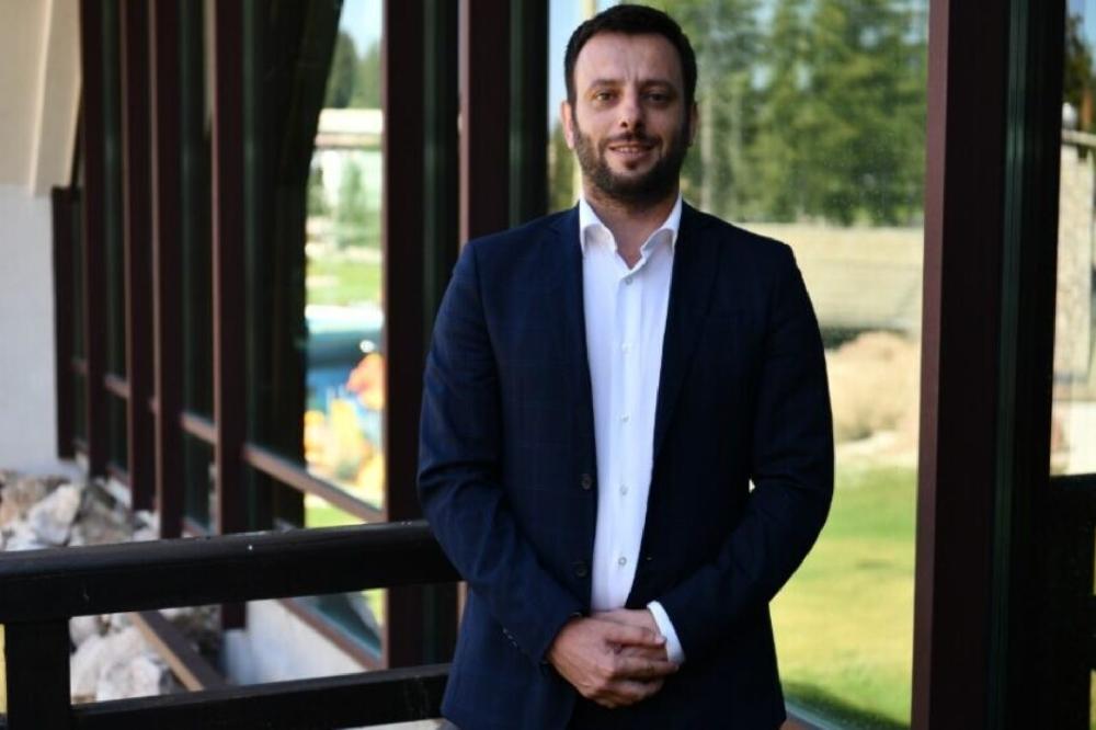 Fotografija uz vijest: Lisičić: Dok tivatski Hudini „obrađuje“ odbornike, Marković i NSD kriju „Morsko zlo“ iza noćnih lopata