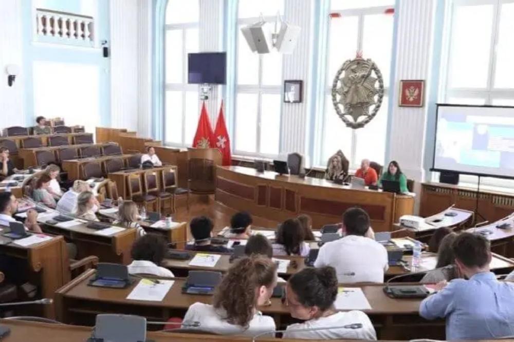 Fotografija uz vijest: Lokalna omladinska politika jača kroz razmjenu iskustava i saradnju na Cetinju