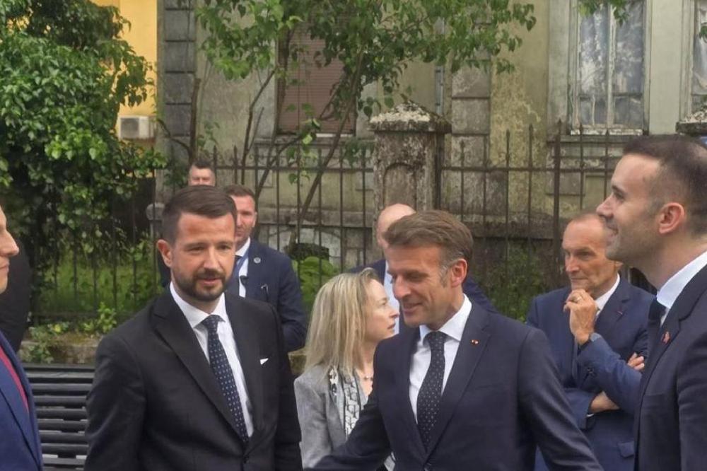 Fotografija uz vijest: Makron posjetio bivše Francusko poslanstvo na Cetinju