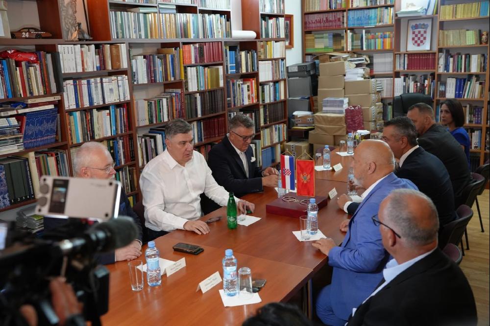 Fotografija uz vijest: Milanović sa predstavnicima hrvatske zajednice u Donjoj Lastvi o položaju i budućnosti