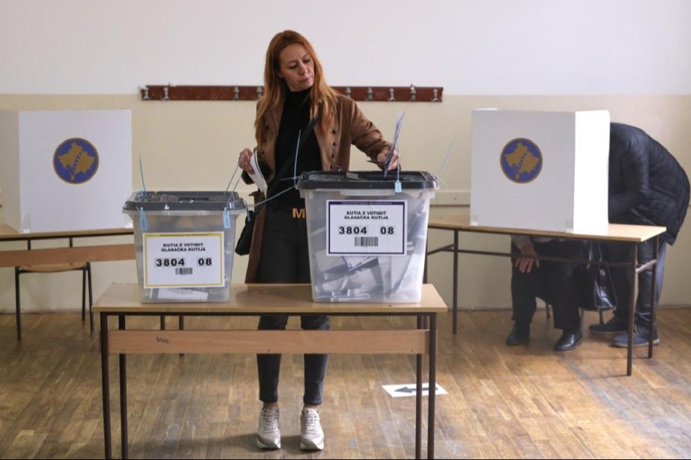 Fotografija uz vijest: Na Kosovu do 17 sati glasalo oko 200.000 manje birača nego u decembru