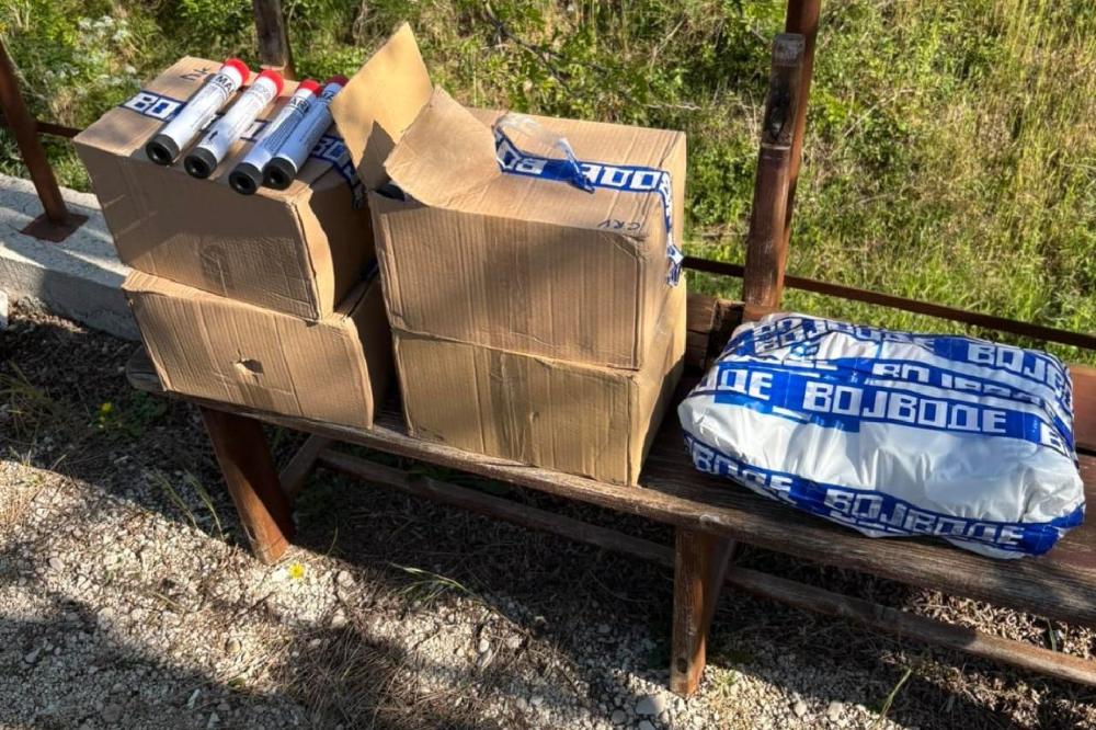 Fotografija uz vijest: Nikšićaninu oduzeto 254 baklje tokom kontrole vozila
