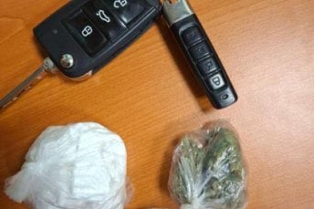 Fotografija uz vijest: Nikšićanka uhapšena zbog vožnje pod dejstvom droge, pronađeno 20 grama kokaina i marihuana