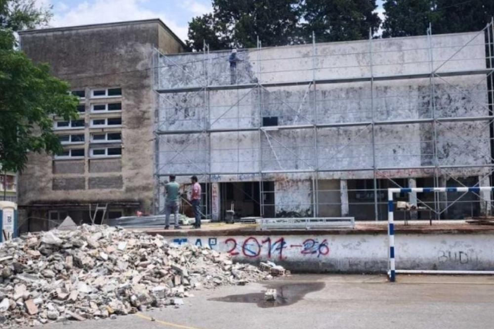 Fotografija uz vijest: Počela adaptacija sanitarnih prostorija i obnova fasade na OŠ „Savo Pejanović“ u Podgorici