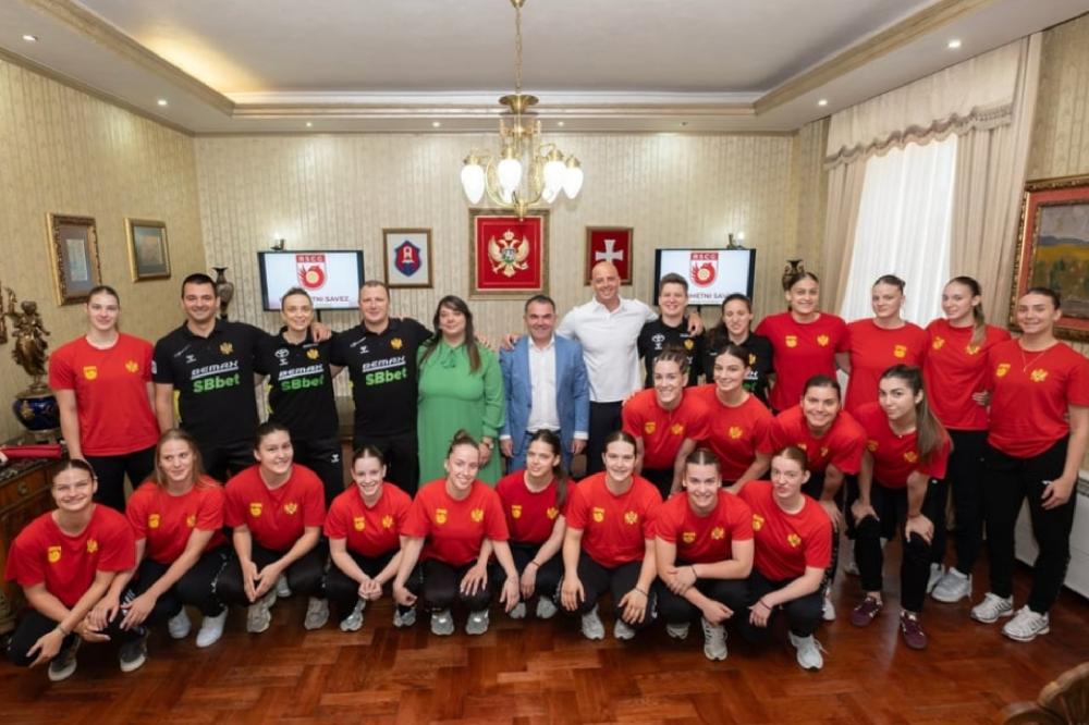 Fotografija uz vijest: Prijestonica podržava mlade lavice: Prijem za juniorke rukometne reprezentacije Crne Gore