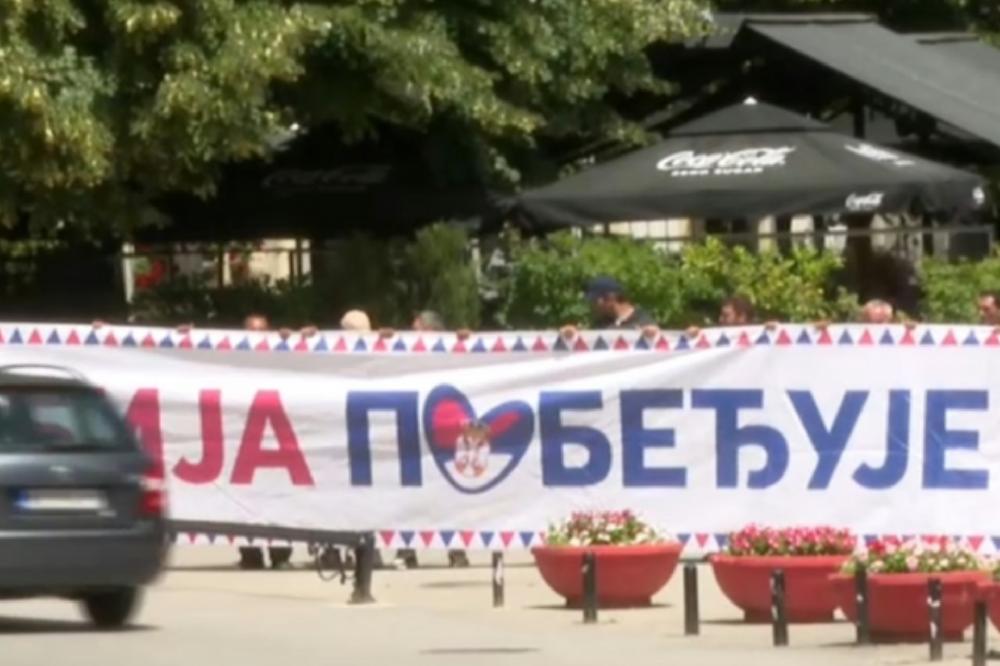 Fotografija uz vijest: Pristalice SNS puštale pjesme tokom 16 minuta tišine u Sremskim Karlovcima uz transparent "Srbija pobjeđuje"