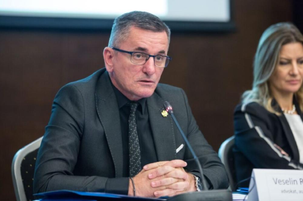 Fotografija uz vijest: Radulović: Ćutanje crnogorskih zvaničnika na izjave Vučića može značiti slaganje ili strah