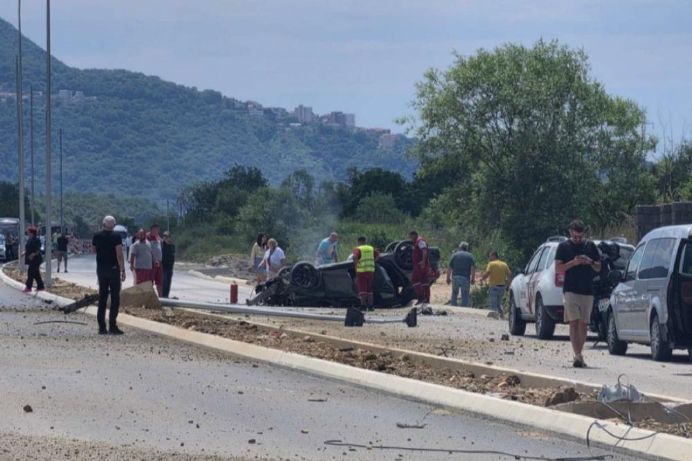 Fotografija uz vijest: Saobraćajna nezgoda u Lastvi Grbaljskoj, dvije osobe povrijeđene