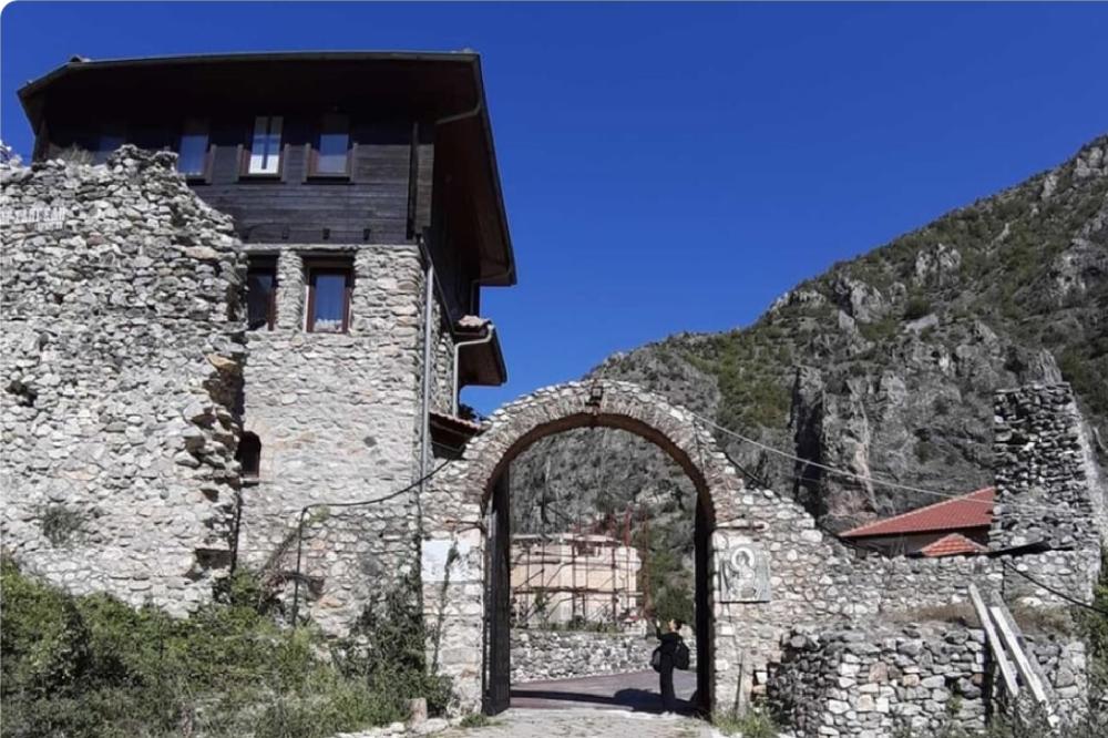 Fotografija uz vijest: Šestorica mladića iz Crne Gore privedeni kod Prizrena zbog zastave Srbije