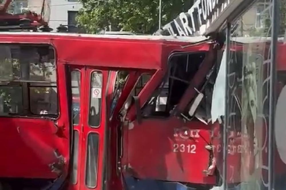 Fotografija uz vijest: Tramvaj iskočio iz šina u Beogradu, povrijeđeno 14 osoba, među njima dvoje djece