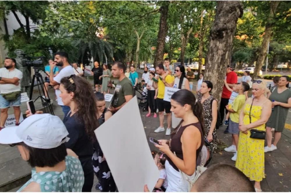 Fotografija uz vijest: U Podgorici održan protest protiv obavezne vakcinacije za upis u vrtić