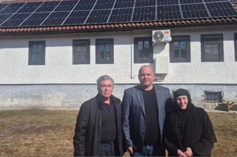 Fotografija uz vijest: Uklanjaju se solarni paneli i klima uređaji sa konaka Manastira Dubočica u Pljevljima