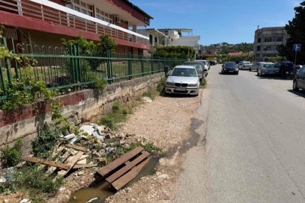 Fotografija uz vijest: Ulcinj: Izlivanje kanalizacije u naselju Totoši i dalje traje