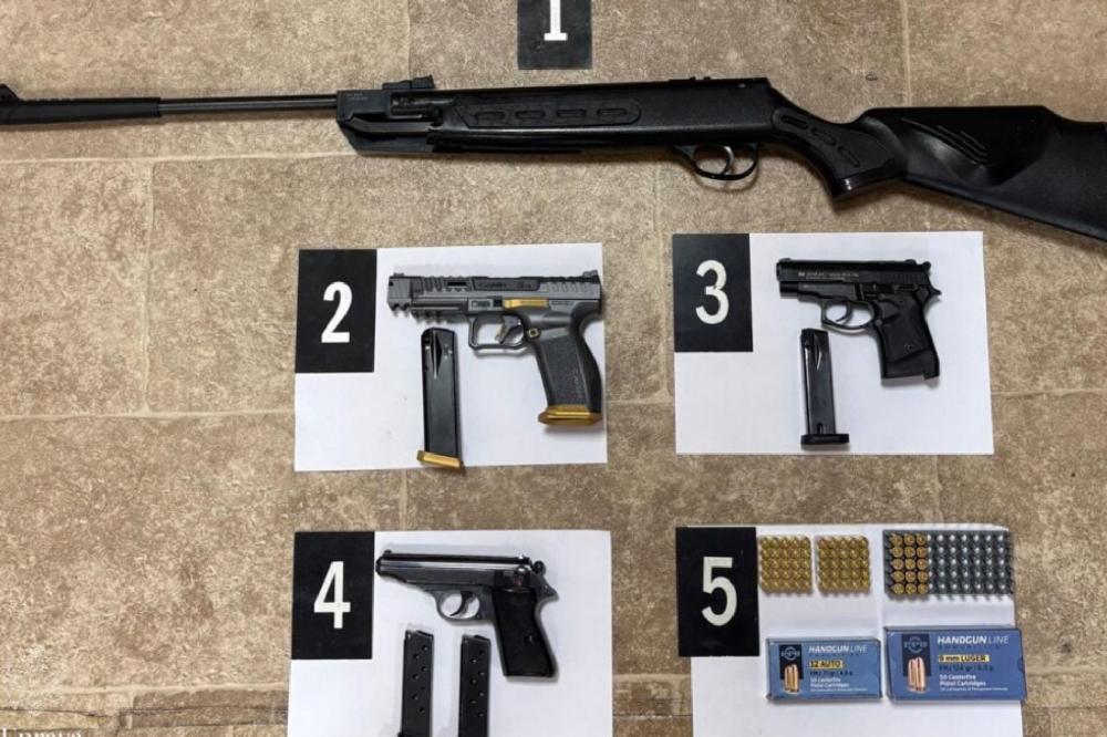 Fotografija uz vijest: Ulcinjska policija oduzela oružje i municiju zbog šenlučenja