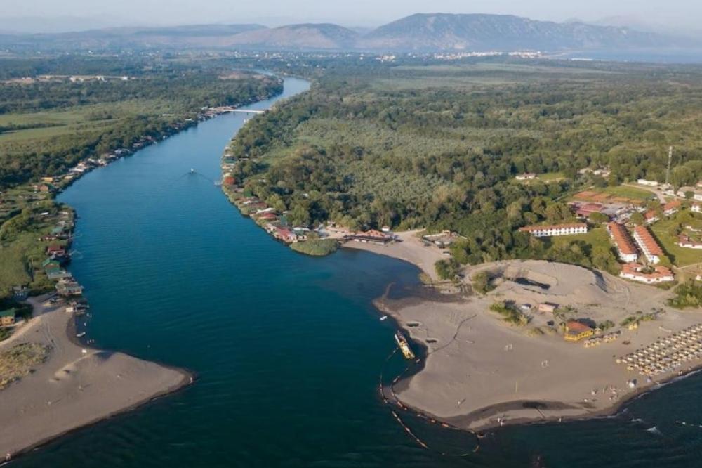 Fotografija uz vijest: Ulcinjski ribar tvrdi da su tenderi na Adi Bojani namješteni