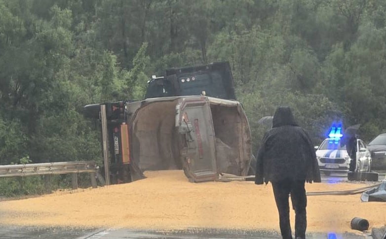 Fotografija uz vijest: Kamion se prevrnuo na putu Nikšić – Podgorica
