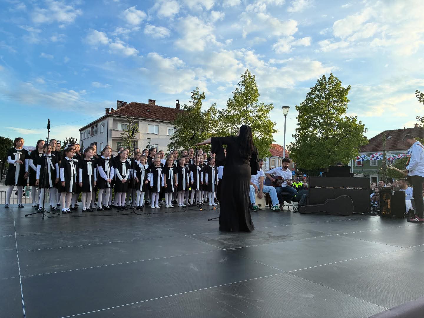 Fotografija uz vijest: Održan koncert JU „Zahumlje“ na Trgu slobode u okviru manifestacije „Maj u Nikšiću“