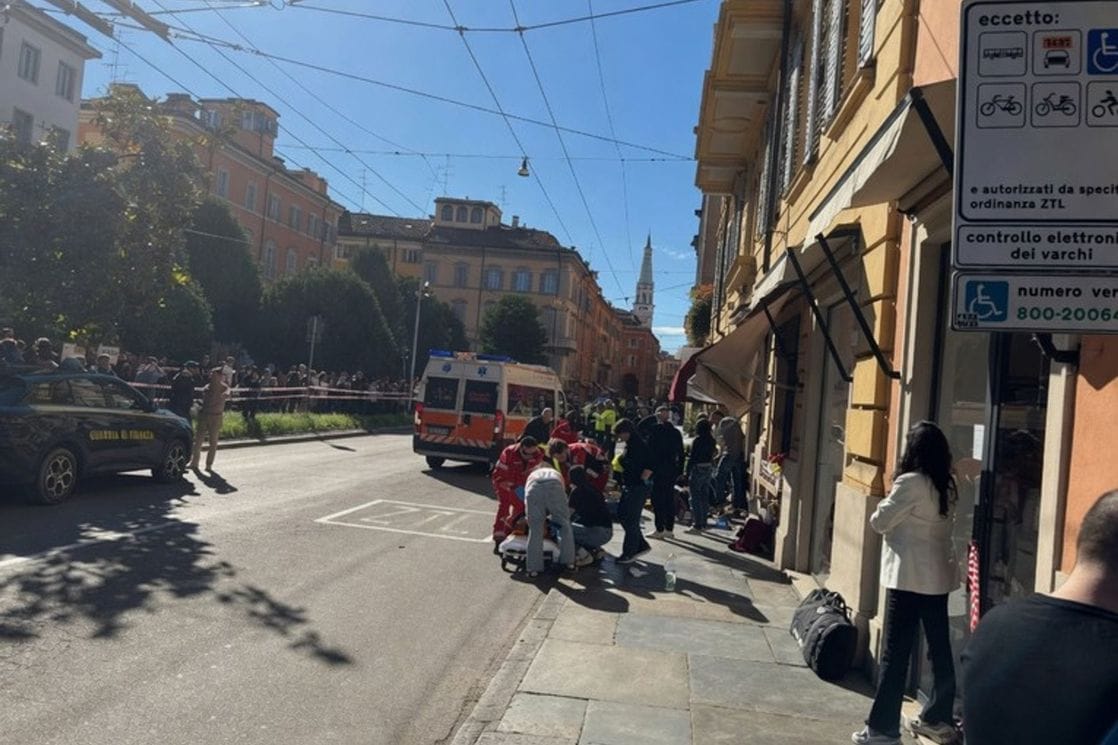 Fotografija uz vijest: Italija: Autom naletio na pješake, povrijedio sedmoro, savladao ga slučajni prolaznik