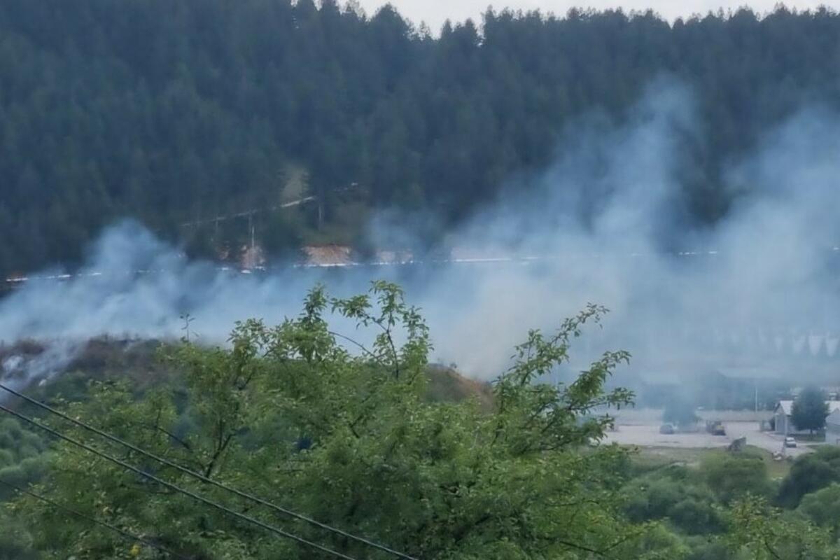Fotografija uz vijest: Deponija piljevine u Pljevljima mjesecima tinja i ugrožava zdravlje građana