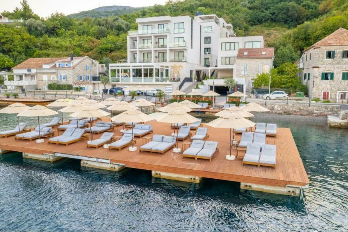 Fotografija uz vijest: Gugi ne smije puštati kupače na ponton: Inspekcija sigurnosti plovidbe zatvorila prvo plutajuće kupalište u Boki