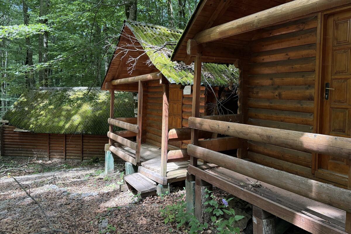 Fotografija uz vijest: Kamp na Biogradskoj gori prepušten prirodi, potrebna velika ulaganja za obnovu