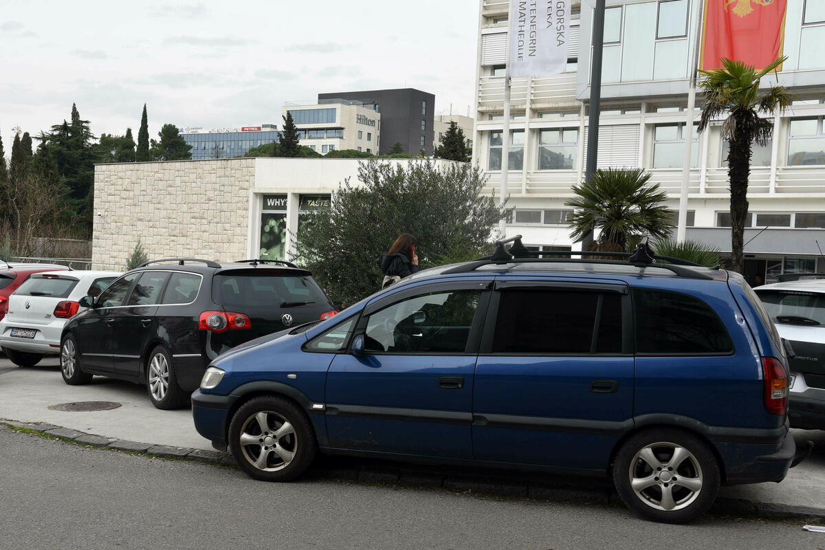 Fotografija uz vijest: Komunalna policija od 10. avgusta kažnjava nepropisno parkiranje u Podgorici