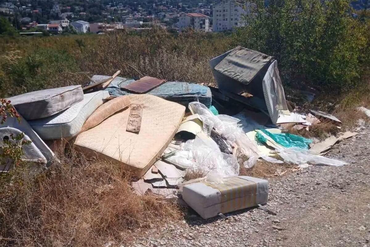 Fotografija uz vijest: Komunalno čisti, građani bacaju: Nepropisno odlaganje otpada u Baru ne jenjava