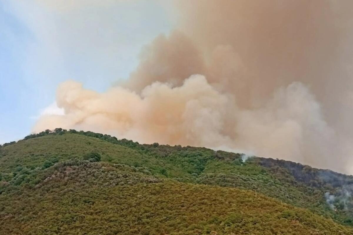 Fotografija uz vijest: Najkritičnija situacija iznad Đenovića i u Ulcinju, aktivirani požari i iznad Dragalja