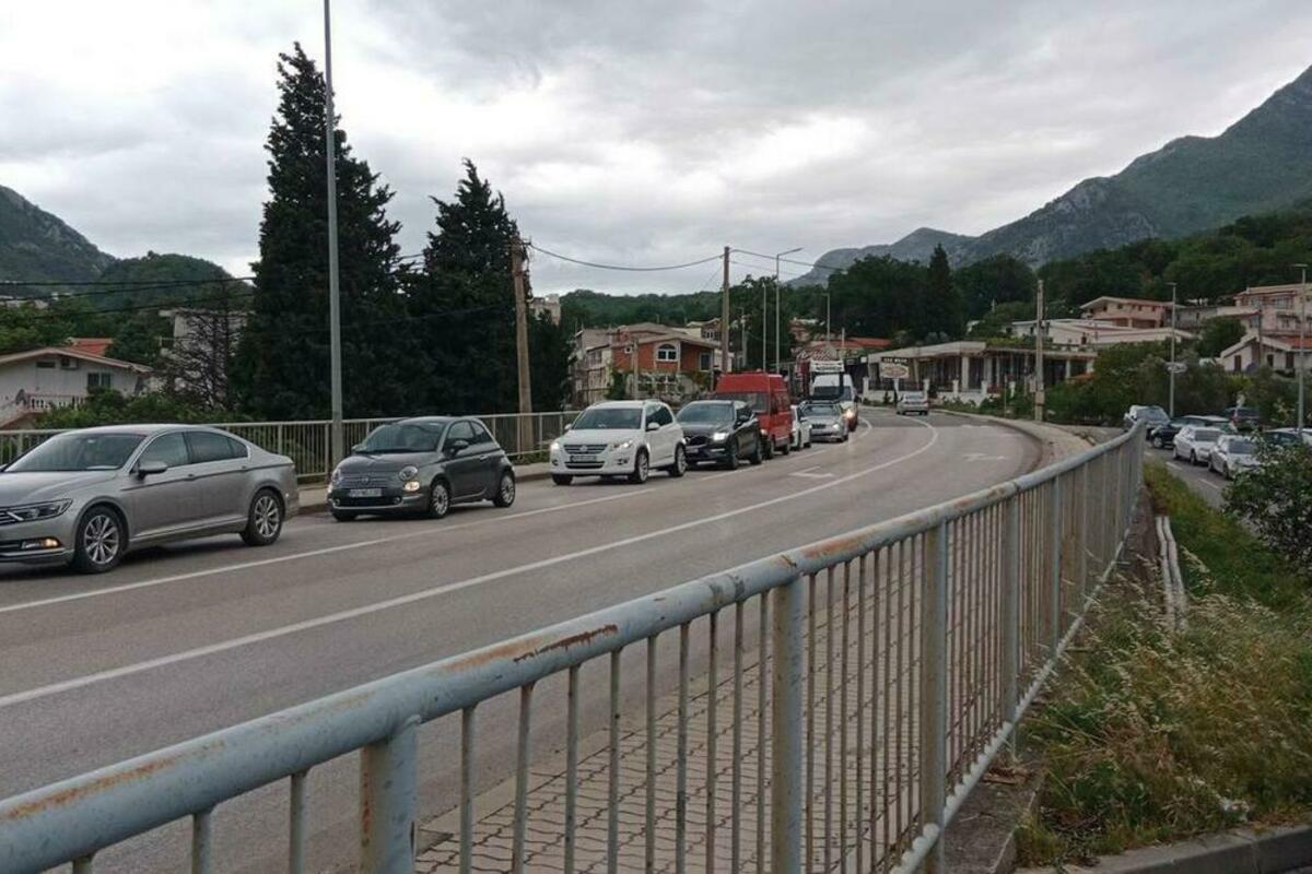 Fotografija uz vijest: Ne čekati bulevar da bi putevi bili bezbjedniji: "Volim Sutomore" traži hitnu reakciju Opštine Bar i Uprave za saobraćaj
