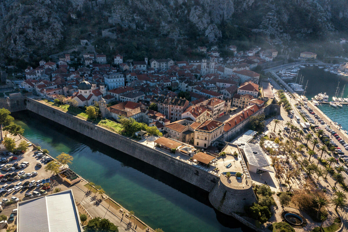 Fotografija uz vijest: Otvoreno pismo dijela građana i privrednika Starog grada Kotor: Zahtijevamo red i čistoću, a ne zabrane i nove kazne