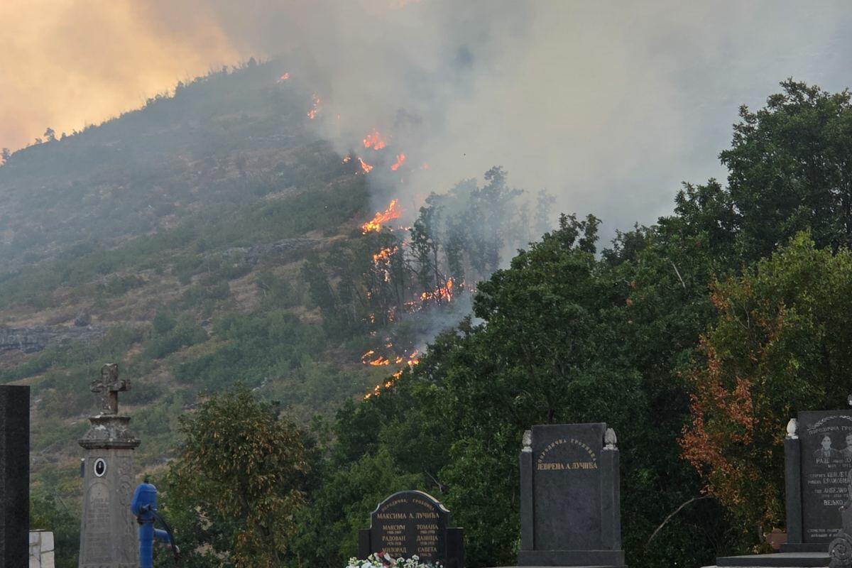 Fotografija uz vijest: Požari na više lokacija u nikšićkoj opštini, vatra se približava kućama