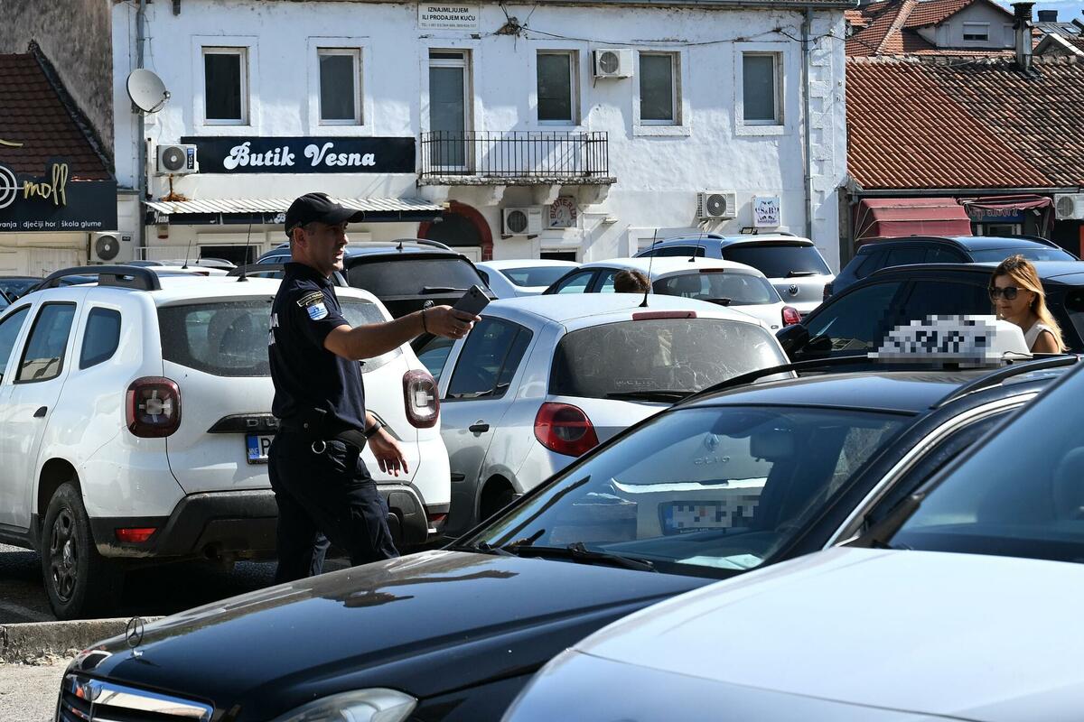 Fotografija uz vijest: Radovi i izmješten ulaz na parking stvaraju velike gužve u centru Podgorice