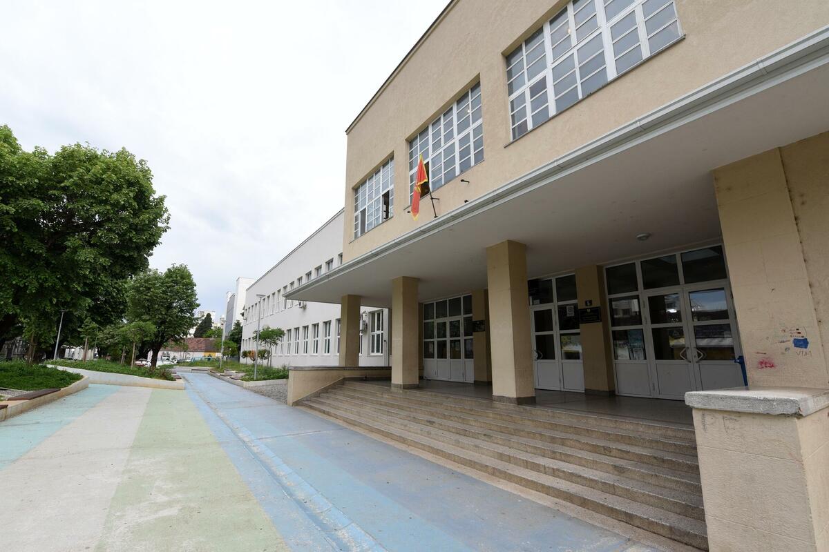 Fotografija uz vijest: Roditelji trećaka i polumaturanata OŠ "Savo Pejanović" nezadovoljni rasporedom, uprava tvrdi da nema drugog rješenja
