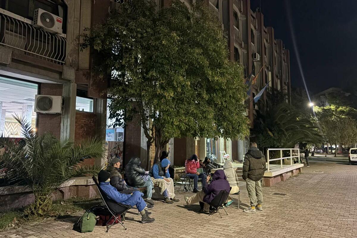 Fotografija uz vijest: Strani državljani kampuju ispred MUP-a u Baru zbog predaje dokumentacije